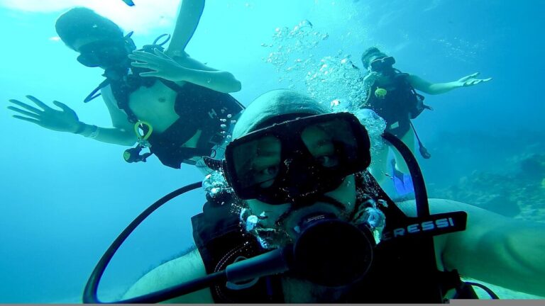 3 people diving in curacao