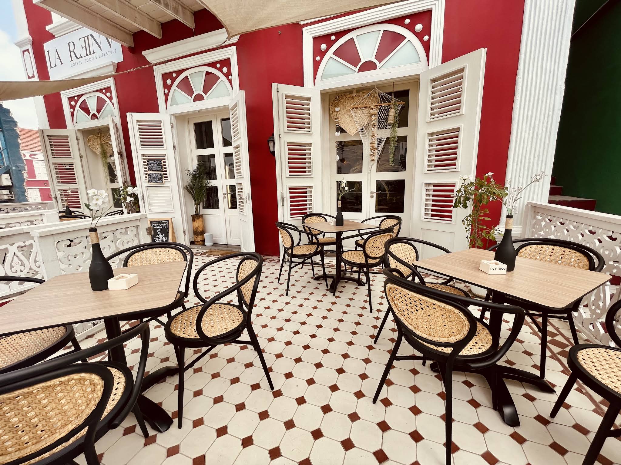 La Reina beach, food, coffee and lifestyle